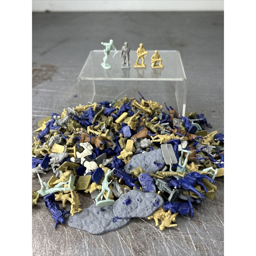 Lot of 100+  1/72 Scale Civil War And WWII Soldier Horse Figures Various Colors